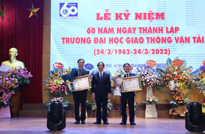 Thừa ủy quyền của Chủ tịch nước, Bộ trưởng Bộ GD&ĐT Nguyễn Kim Sơn trao Huân chương Lao động hạng Ba cho hai cá nhân là PGS. TS. Nguyễn Ngọc Long - Hiệu trưởng Nhà trường và PGS. TS. Nguyễn Duy Việt - Phó Hiệu trưởng Nhà trường