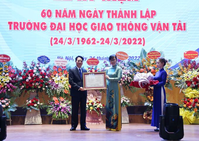 Trường Đại học GTVT nhận Giấy chứng nhận đạt chuẩn kiểm định giáo dục chu kỳ 2, giai đoạn 2022 - 2026