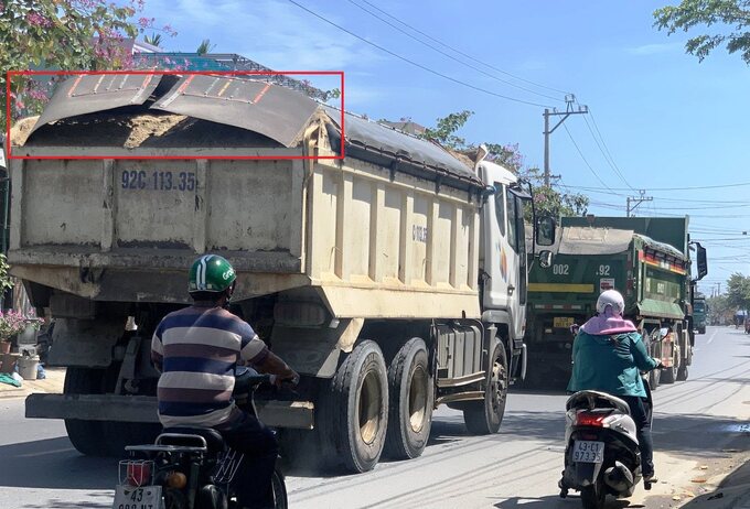 Xe chở cát có ngọn, che chắn sơ sài