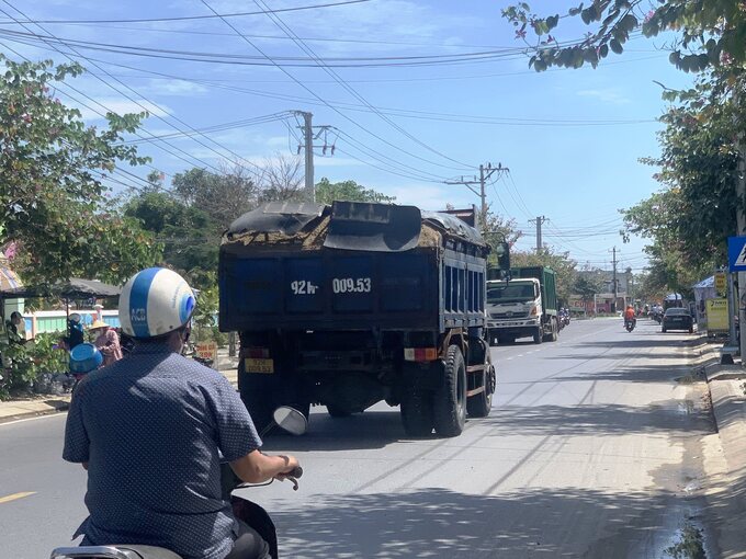 Nhiều xe chở cát che phủ bạt sơ sài, lưu thông với tốc độ cao khiến cát, sỏi rơi vãi xuống mặt đường, tiềm ẩn nguy cơ TNGT cho các phương tiện lưu thông 

