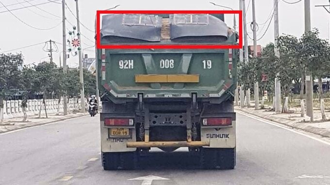 Xe chở cát có ngọn thản nhiên lưu thông trên tuyến ĐT.609 dù chỉ mới sau 3 ngày doanh nghiệp ký cam kết chấp hành Luật Giao thông đường bộ

