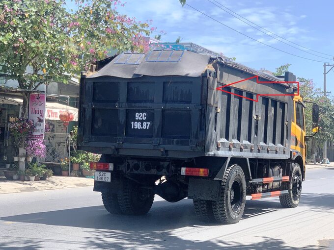 Xe tải có dấu hiệu cơi nới thành thùng vận chuyển cát vô tư lưu thông
