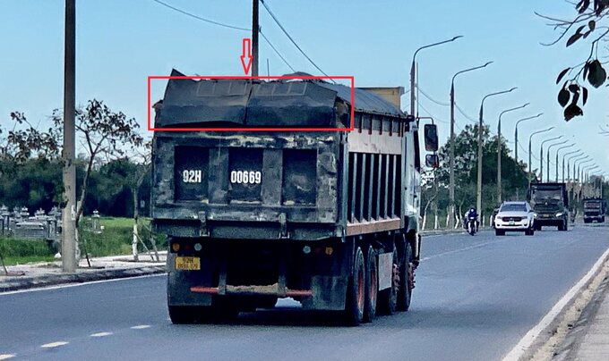 Không khó bắt gặp các xe cơi nới thành thùng, bằng mắt thường cũng nhận thấy xe có dấu hiệu vi phạm, chở hàng quá tải lưu thông trên tuyến ĐT.609

