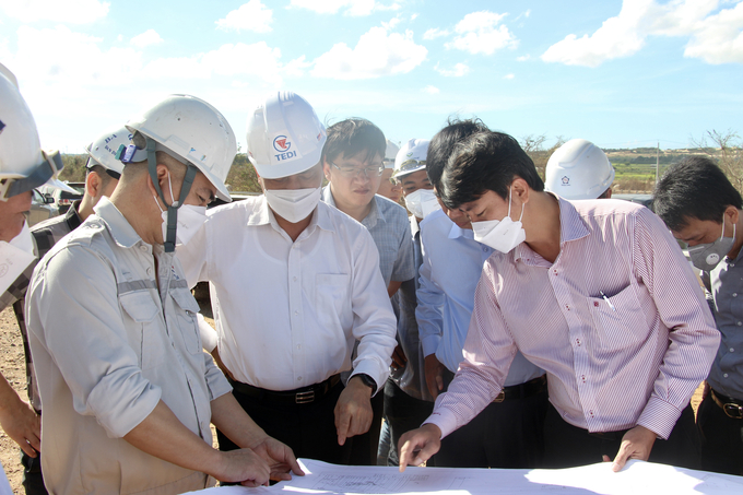 Thứ trưởng Bộ GTVT Nguyễn Ngọc Đông (áo trắng) nghe Ban QLDA 7 báo cáo tiến độ cao tốc Vĩnh Hảo - Phan Thiết