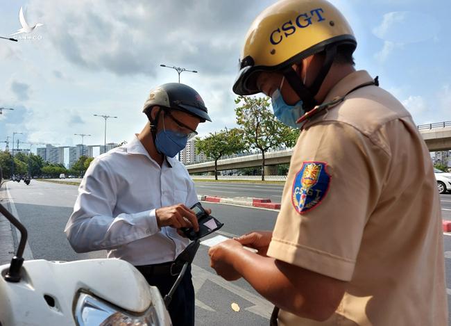 Người điều khiển phương tiện phải luôn có và mang theo bảo hiểm bắt buộc trách nhiệm của chủ xe cơ giới (ảnh minh hoạ)