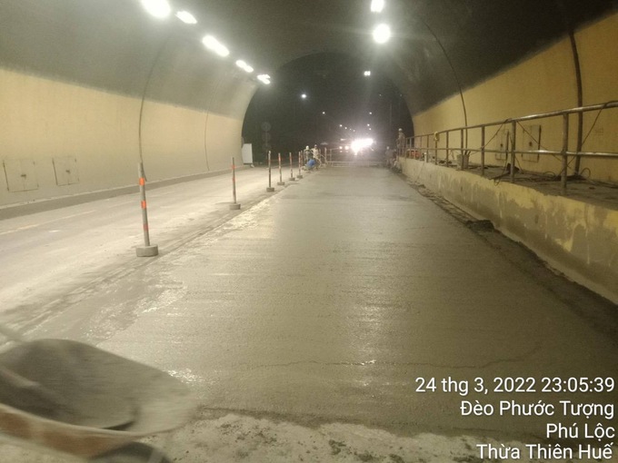 Bên trong hầm Phước Tượng đang sửa chữa 