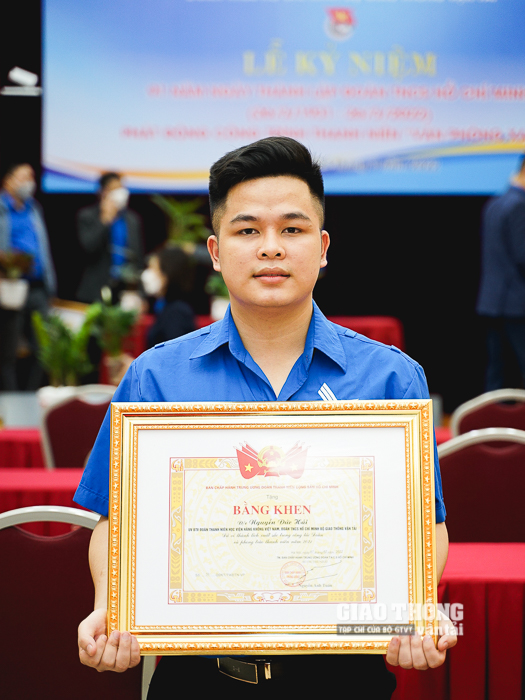 Anh Nguyễn Đức Hải - Ủy viên Ban Thường vụ Đoàn Học viện Hàng không Việt Nam (HVHKVN), Bí thư Đoàn Khoa Điện Điện tử nhận bằng khen của Trung ương Đoàn