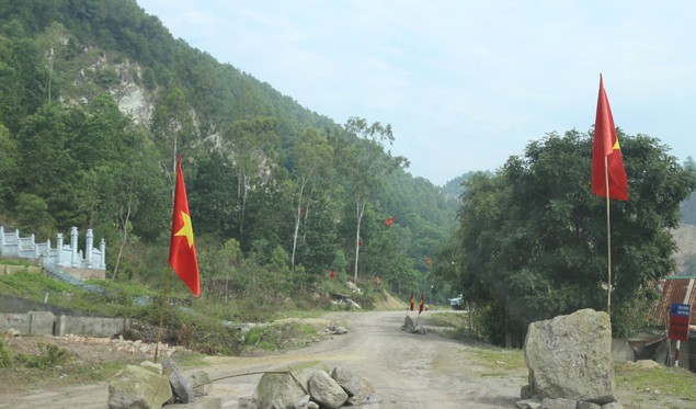 Trên tuyến đường vào khu vực mỏ đất có tình trạng người dân địa phương lập chốt cản trở xe vào múc đất (ảnh: TP)