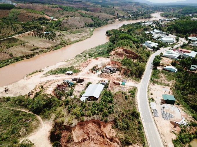 Một vị trí xẻ đồi đấu nối giữa mỏ cát với tuyến đường HCM tại km1463
