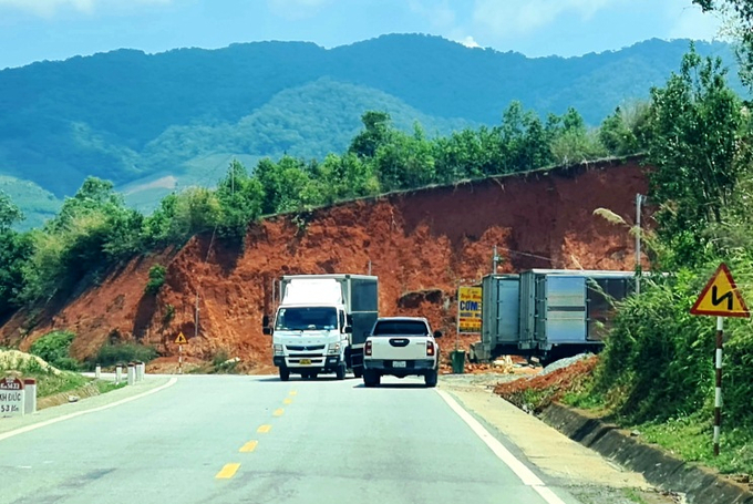 Giao thông luôn bị xung đột tại điểm đấu nối trái phép tại vị trí của quán cơm Trực Bình, thôn Đắk Nớ, xã Đắk Pesk, huyện Đắk Glei, tỉnh Kon Tum