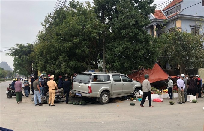 Xe ô tô đâm vào cửa hàng hoa quả khiến 2 người chết