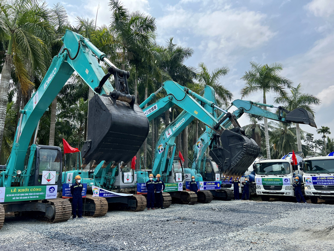 Các nhà thầu tập trung thiết bị nhân công cho việc thực hiện dự án