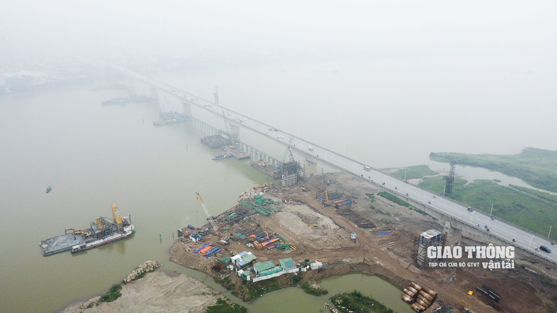 Dự án xây dựng cầu Vĩnh Tuy giai đoạn 2 (cầu Vĩnh Tuy 2) do UBND TP.Hà Nội làm chủ đầu tư, tổng mức đầu tư hơn 2.500 tỷ đồng, sử dụng nguồn vốn ngân sách thành phố. Cầu Vĩnh Tuy 2 được xây dựng về phía hạ lưu sông Hồng, tim cầu nằm song song và cách tim cầu Vĩnh Tuy 1 là 21,25m. Cầu có tổng chiều dài và đường dẫn hơn 3,4km, mặt cắt ngang 19,25m (4 làn xe), chiều cao tĩnh không 11m