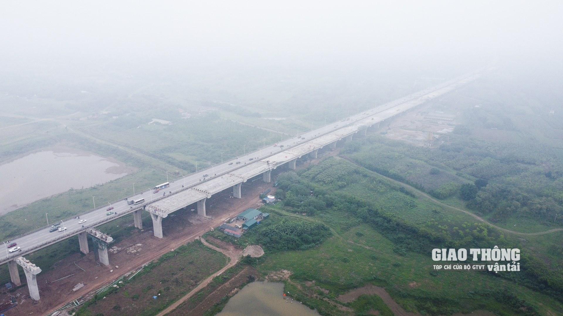 Phía đối diện, trên bờ của quận Long Biên, các trụ cầu do Vinaconex thi công cũng bắt đầu được gác các nhịp dầm ở một số đoạn.