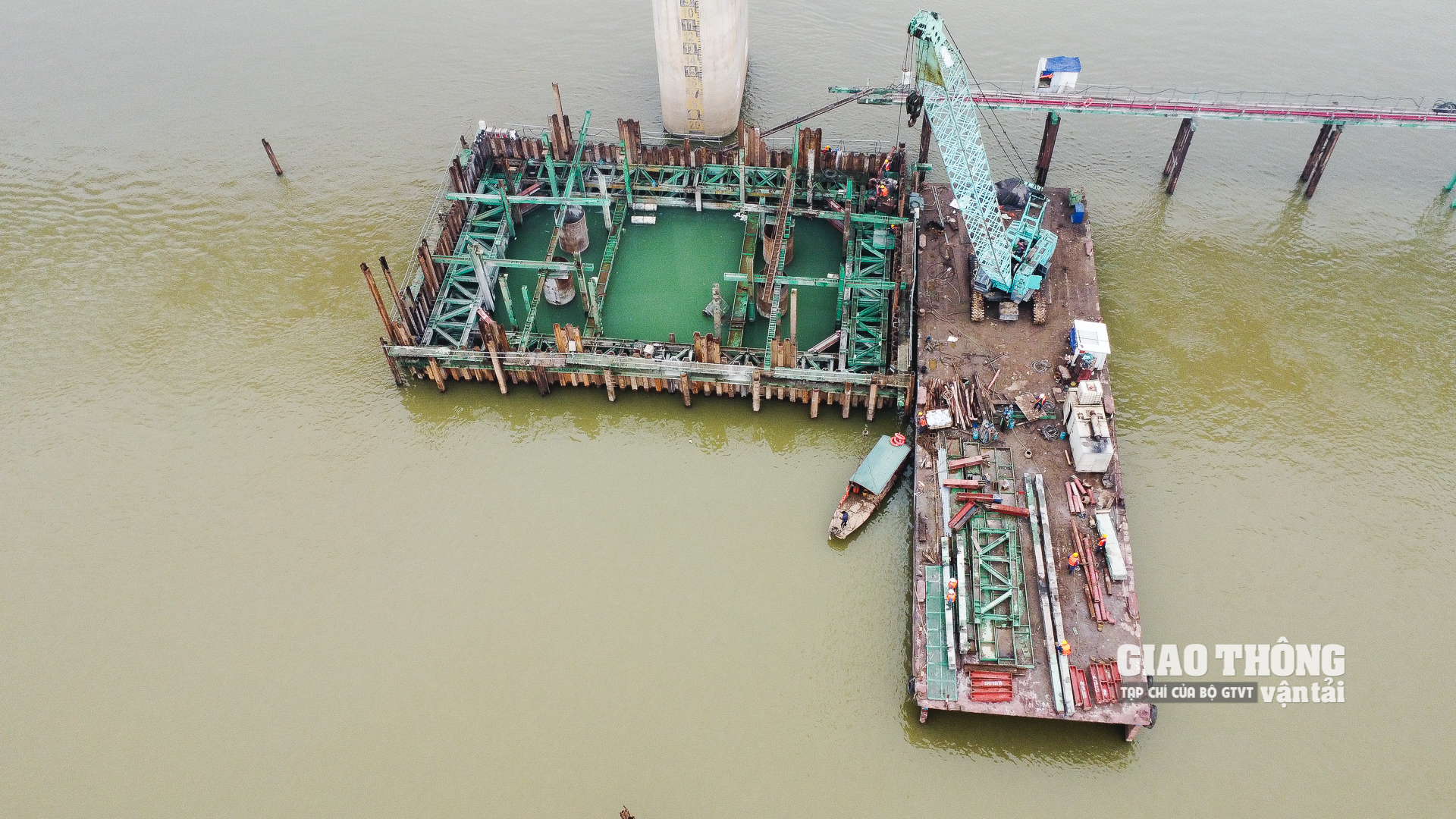 Tại gói thầu XL-01, nhà thầu Trung Chính đảm nhiệm phần việc thi công các hạng mục bên phía bờ quận Hai Bà Trung từ trụ T17HLA đến trụ T21 (giữa sông). Đến nay, nhà thầu đã hoàn thành thi công 140 cọc khoan nhồi, đang thi công phần hố móng, thân trụ, bệ trụ tại 3 trụ giữa sông từ trụ T19 đến trụ T21.