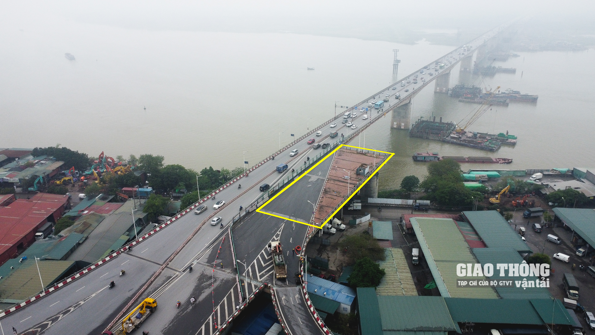 Nhà thầu đã tiến hành rào chắn, phân luồng phương tiện để chuẩn bị tháo dỡ 2 nhịp dầm cũ, gồm 18 dầm I, mỗi dâm I dài 30m nhằm phục vụ công tác thi công đúc dầm theo phương pháp đúc hẫng cân bằng từ trụ T18 về phía trụ HL17 và trụ HL19 của dự án cầu Vĩnh Tuy 2.