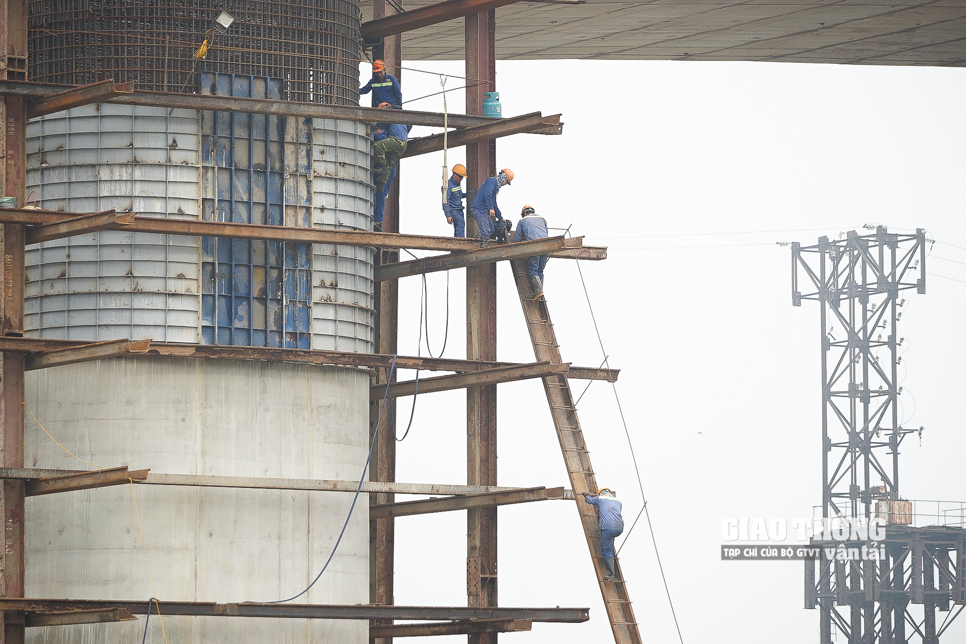 Công nhân nhà thầu Vinaconex thi công một trụ cầu ở giữa sông