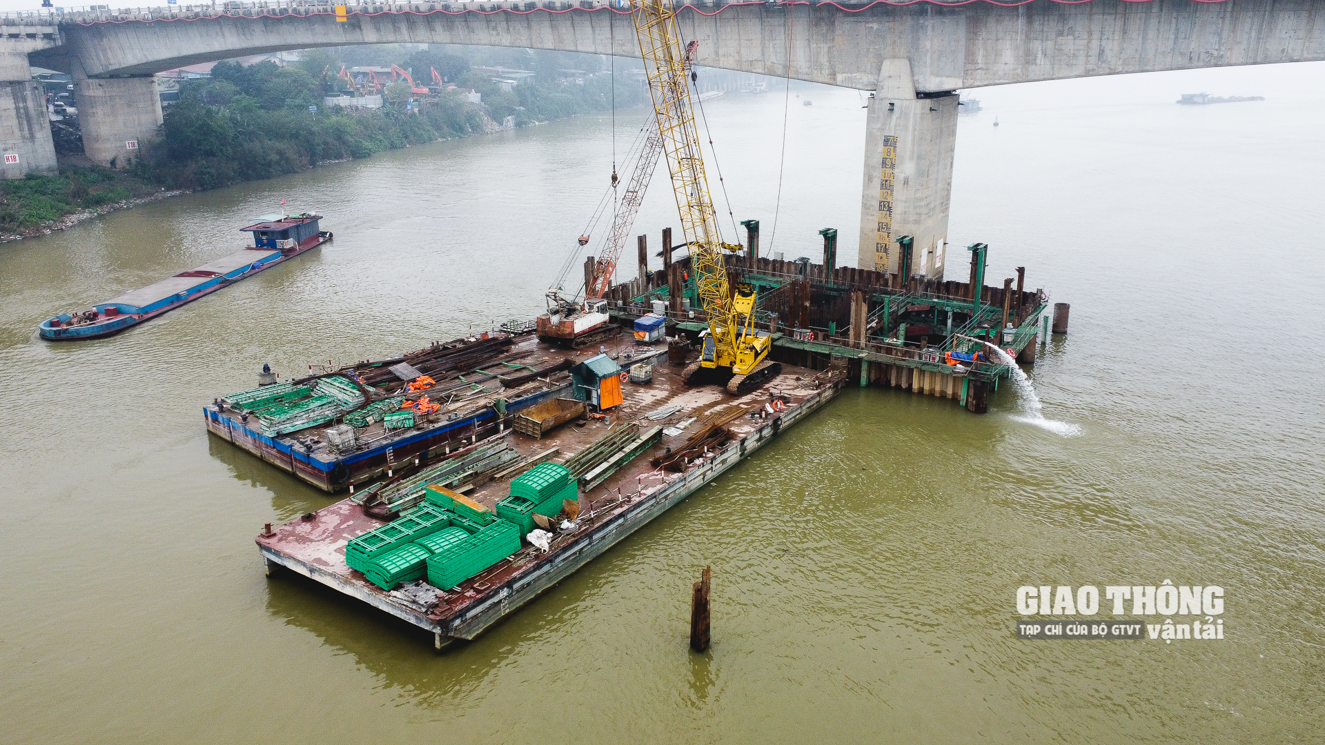 Riêng trụ T22 do liên danh Vinaconex - Trung Chính thi công chung, còn lại các trụ từ T23 đến trụ T25 (phía bờ quận Long Biên) do Vinaconex đảm nhiệm.