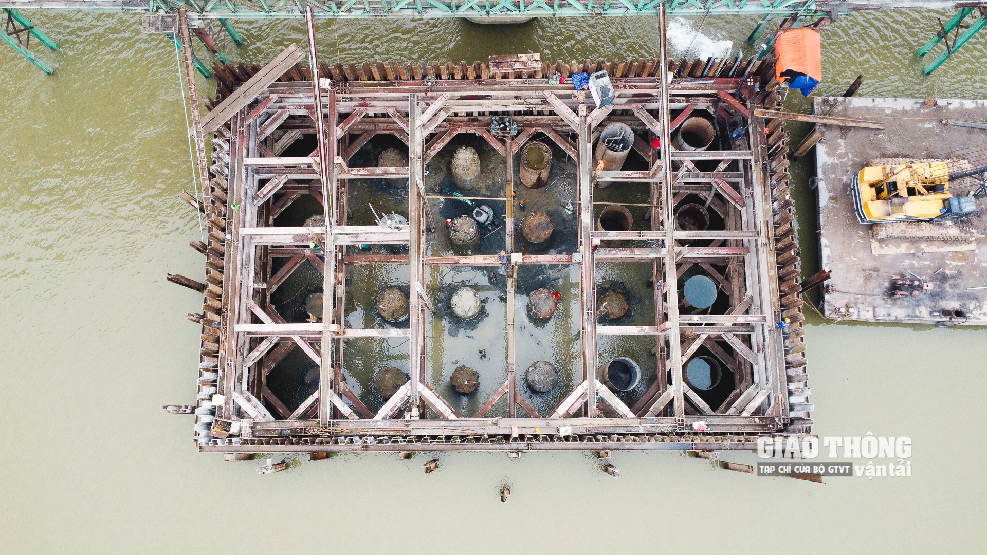 Thi công trụ cầu Vĩnh Tuy 2 ở giữa sông Hồng