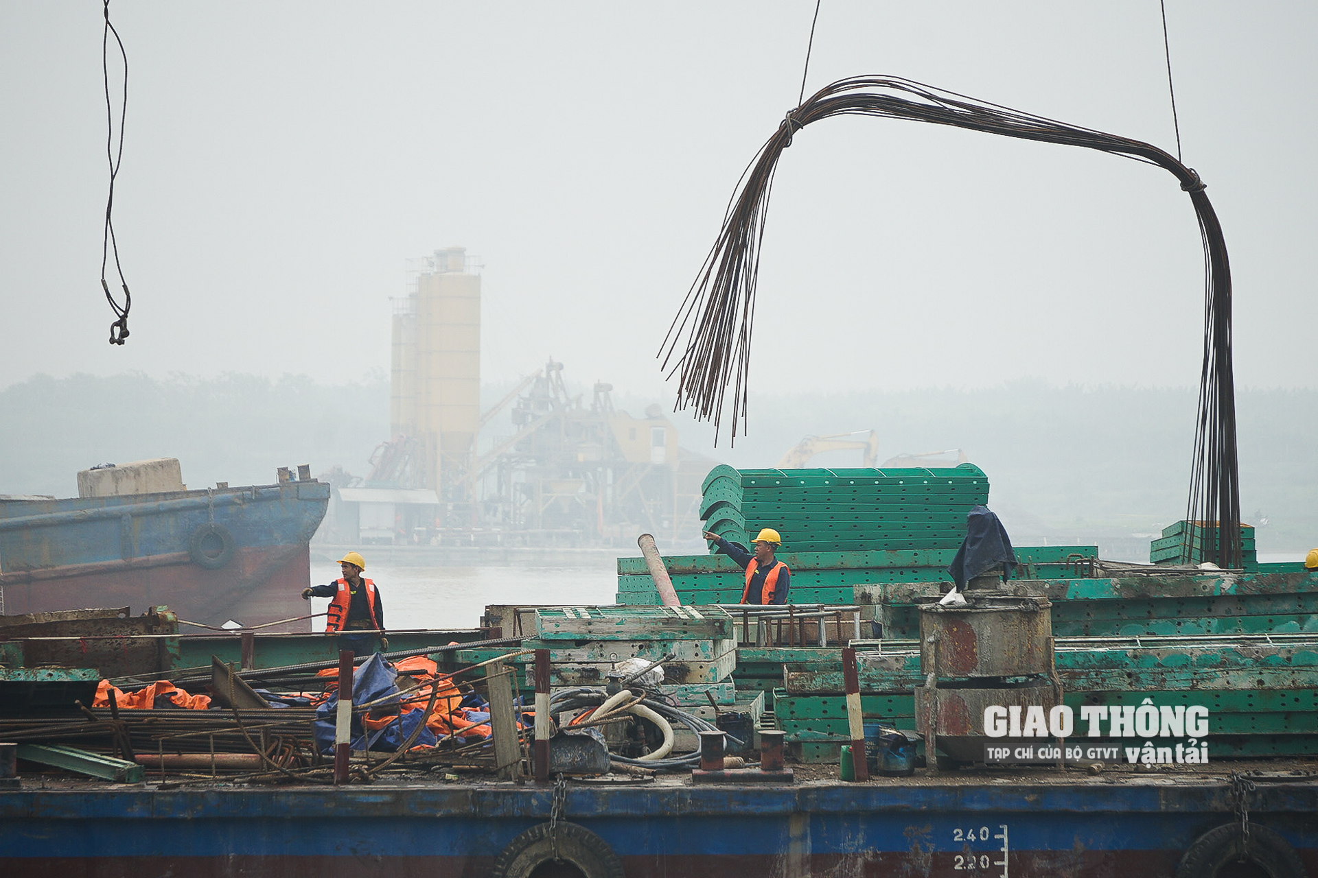 Đại diện nhà thầu Trung Chính cho biết, vướng mắc nhất của gói thầu XL01 là giá cả nguyên vật liệu leo tháng, đặc biệt là vật liệu thép tăng phi mã trong thời gian qua đã gây nhiều khó khăn cho nhà thầu