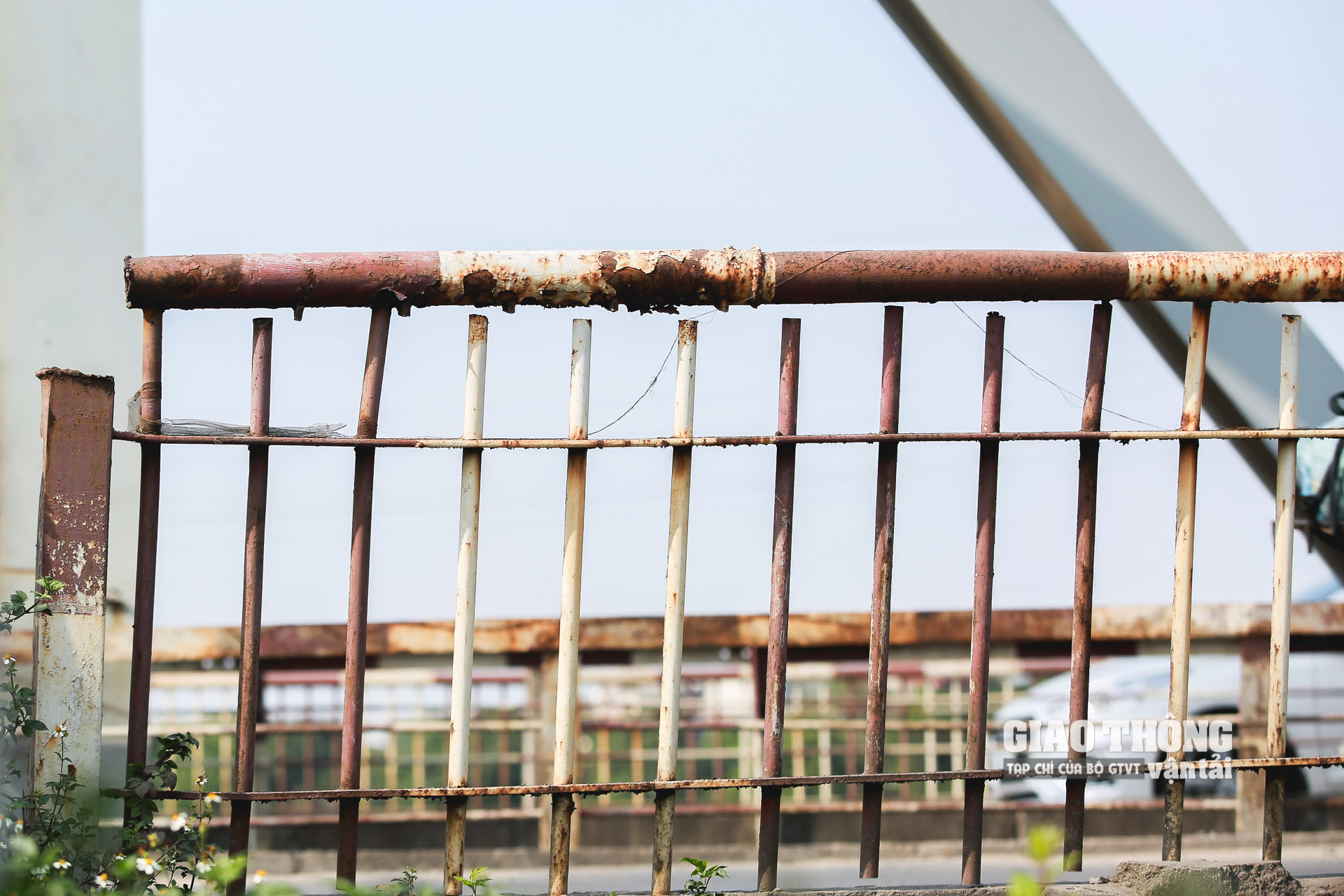 Lan can trên cầu hầu hết đã hoen rỉ, bong mối hàn, mất mỹ quan và an toàn;…