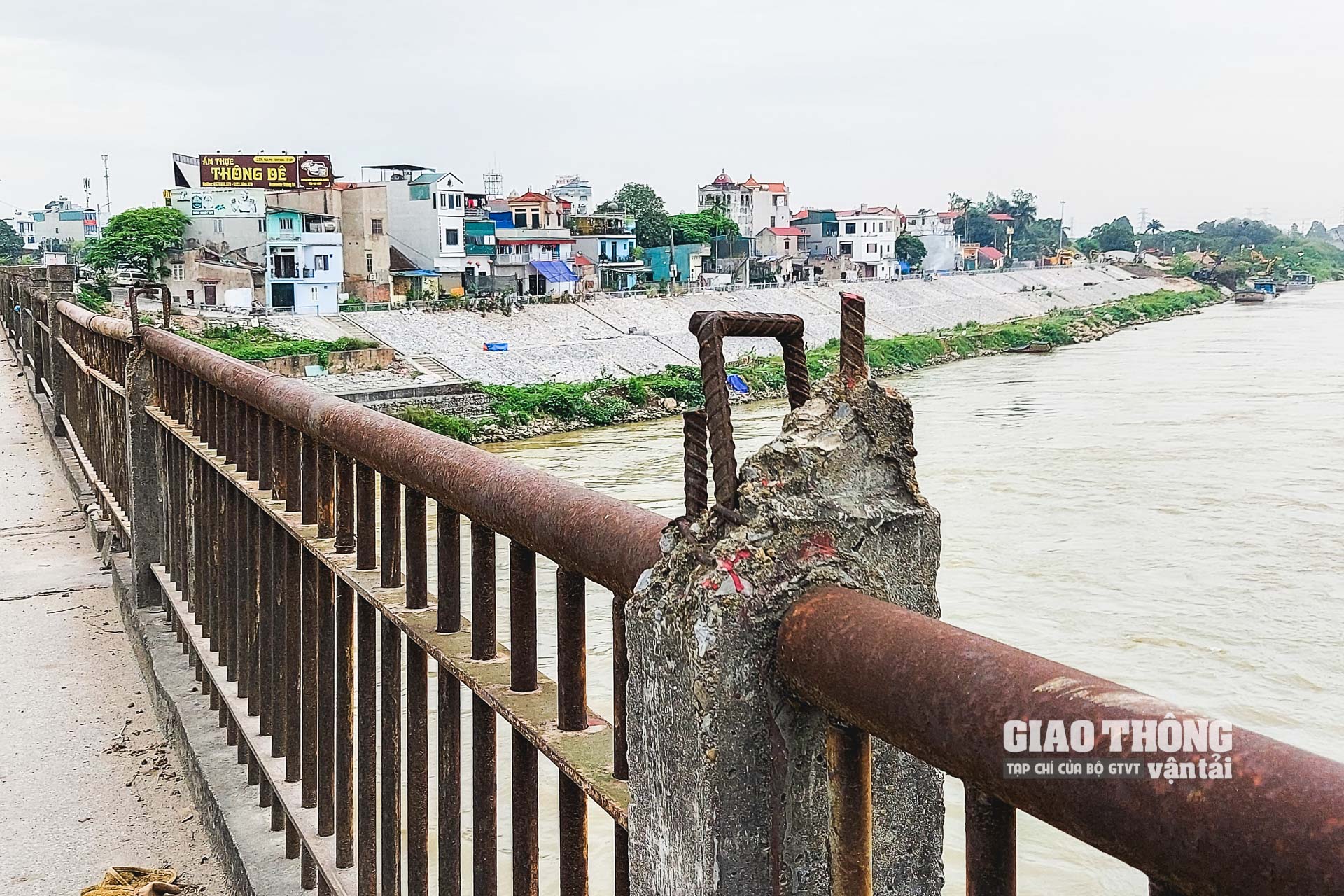 Nhiều cọc trụ lan can bằng bê tông đã bị vỡ, trơ cốt thép…