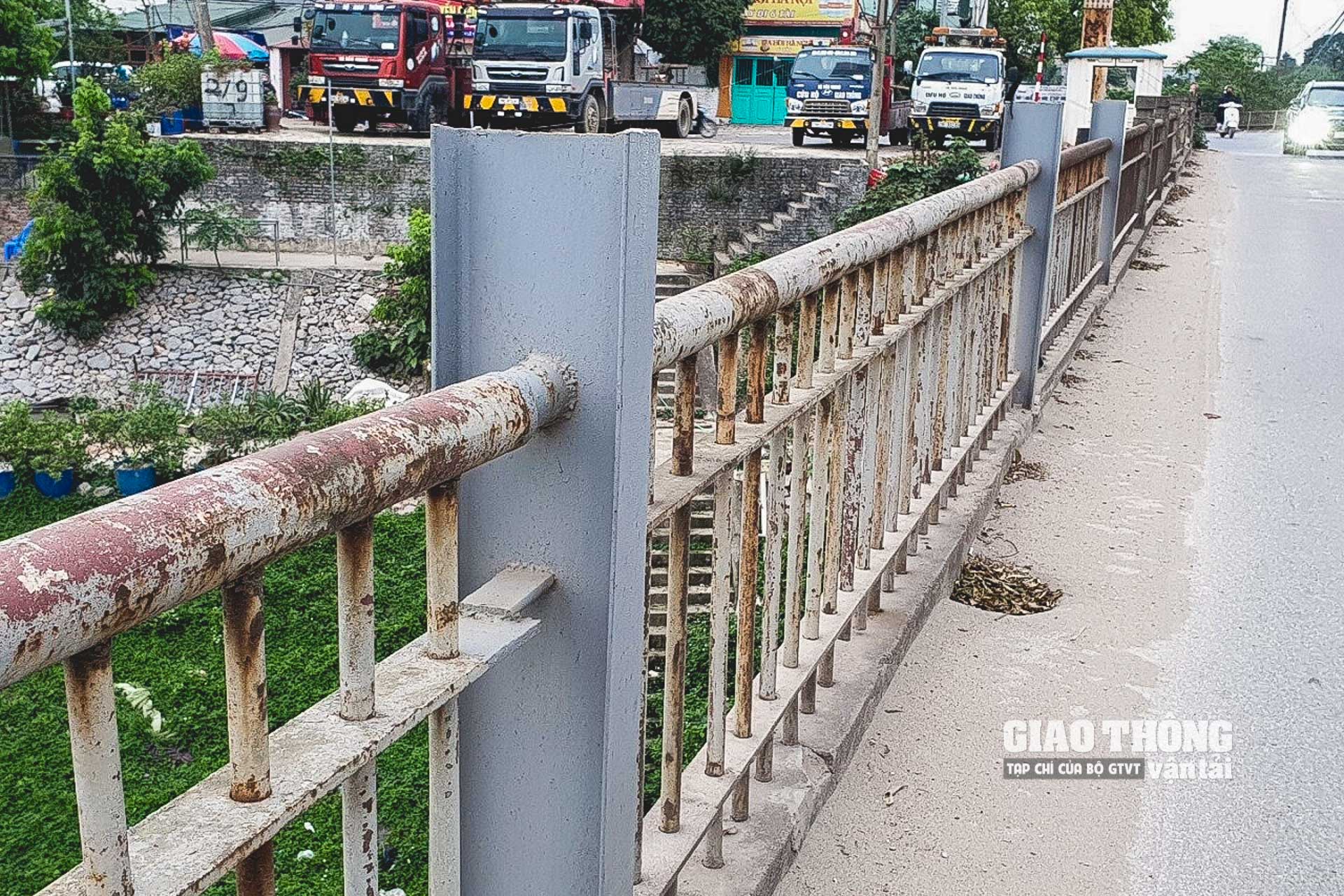 …trong khi nhiều cọc trụ khác được thay thế bằng thép không đồng bộ;….