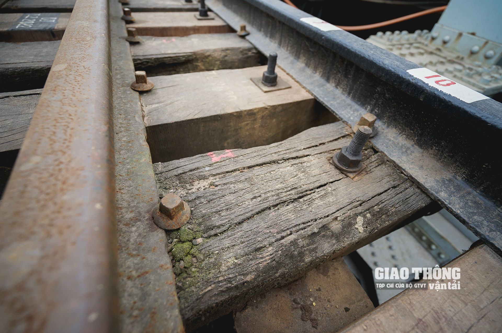 Phần đường sắt của cầu Đuống là tuyến Hà Nội – Đồng Đăng, tổng thể khá mới nhưng vẫn còn nhiều thanh tà vẹt mục nứt, đan xen.