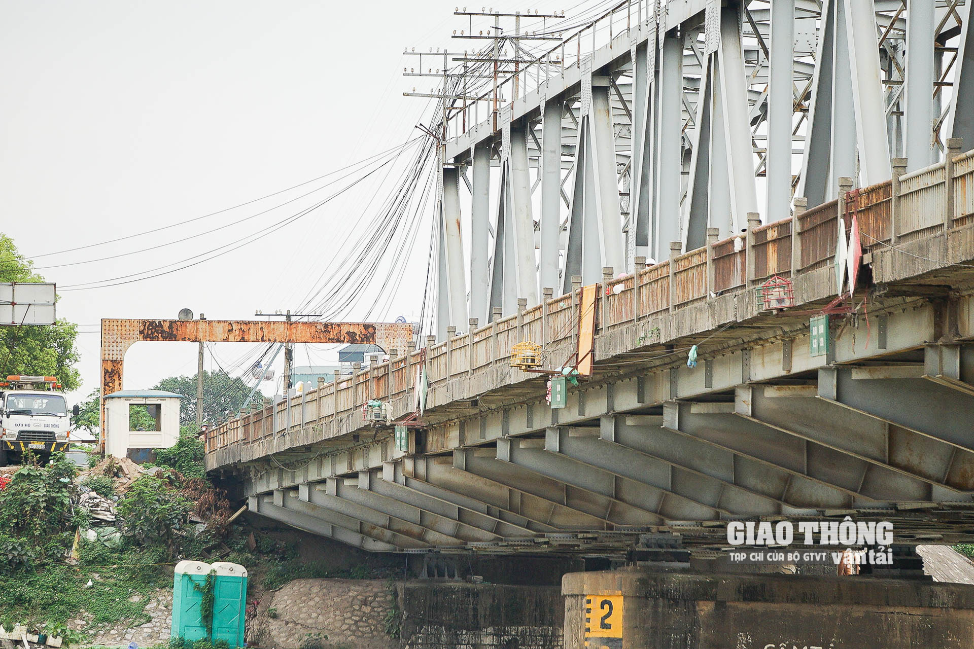 Thông tin từ Công ty CP Đường sắt Hà Hải – đơn vị quản lý, bảo trì cầu Đuống cho biết, công tác bảo trì cây cầu này có rất nhiều hạn chế do vốn duy tu hàng năm không đáp ứng yêu cầu thực tiễn. Điển hình như năm 2021, kinh phí bảo dưỡng cầu Đuống là 2,2 tỷ đồng nhưng mới chỉ đáp ứng khoảng 50% nhu cầu theo định mức kinh tế - kỹ thuật.