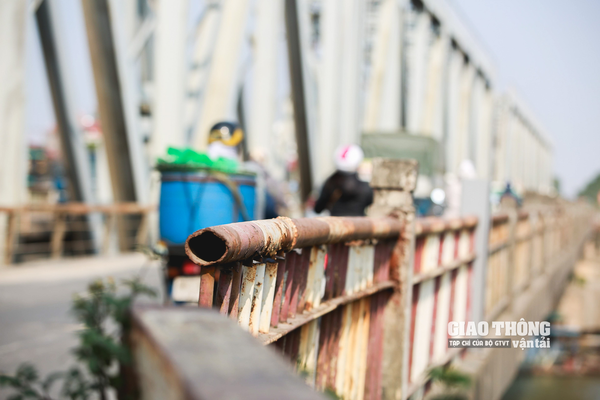 Vì kinh phí hạn hẹp, việc sửa chữa cầu Đuống hiện chỉ thực hiện 1 năm/lần; bảo quản 3 lần/năm; sửa chữa nhỏ được thực hiện nhiều lần để đảm bảo các hạng mục hàn lan can, hàn khe co giãn, trám vá đường bộ,…