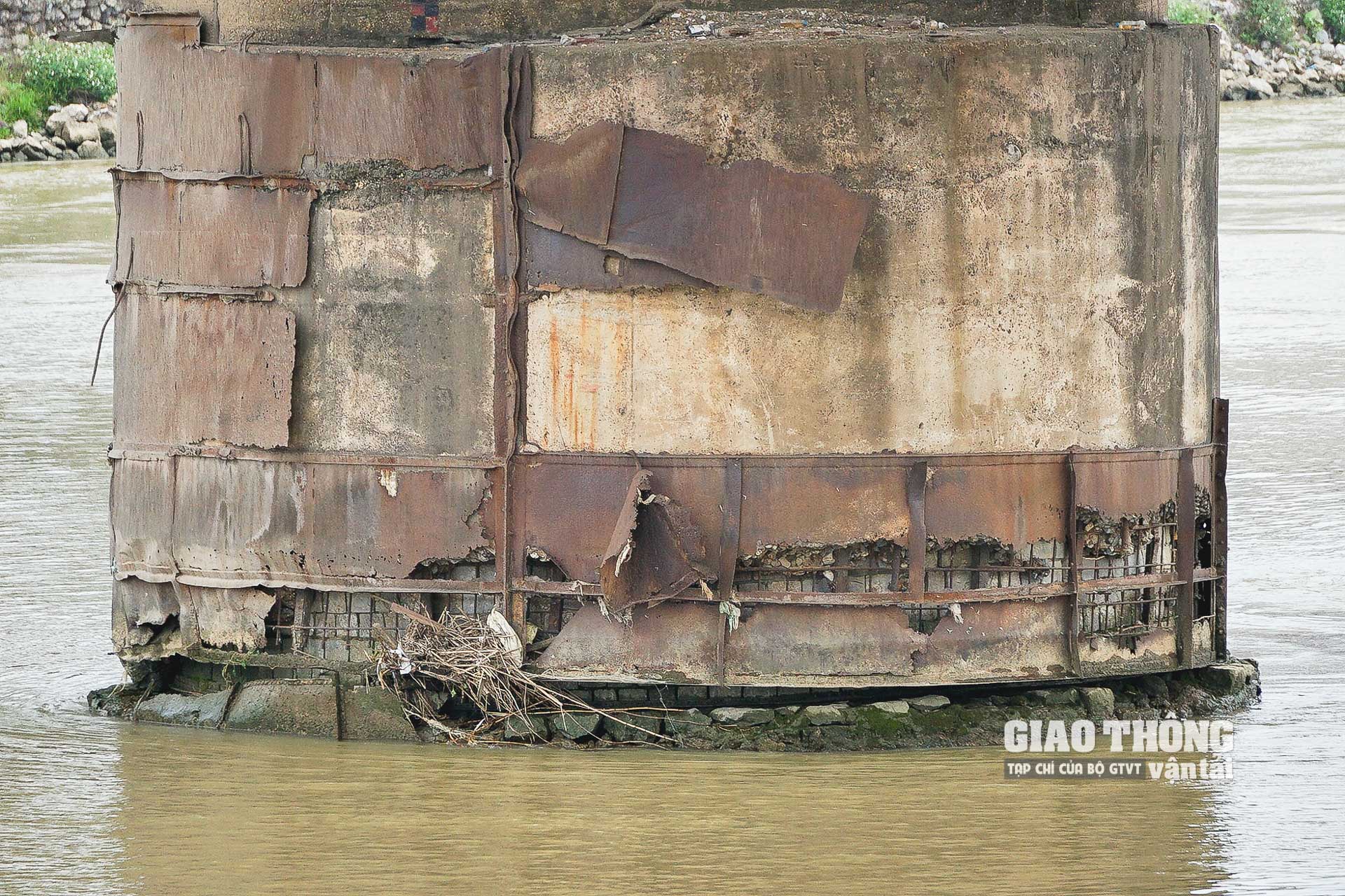 Phần trụ cầu dưới sông đã xuống cấp nhiều, dòng chảy xoáy dẫn đến bị xói vào hệ thống cọc và trụ.