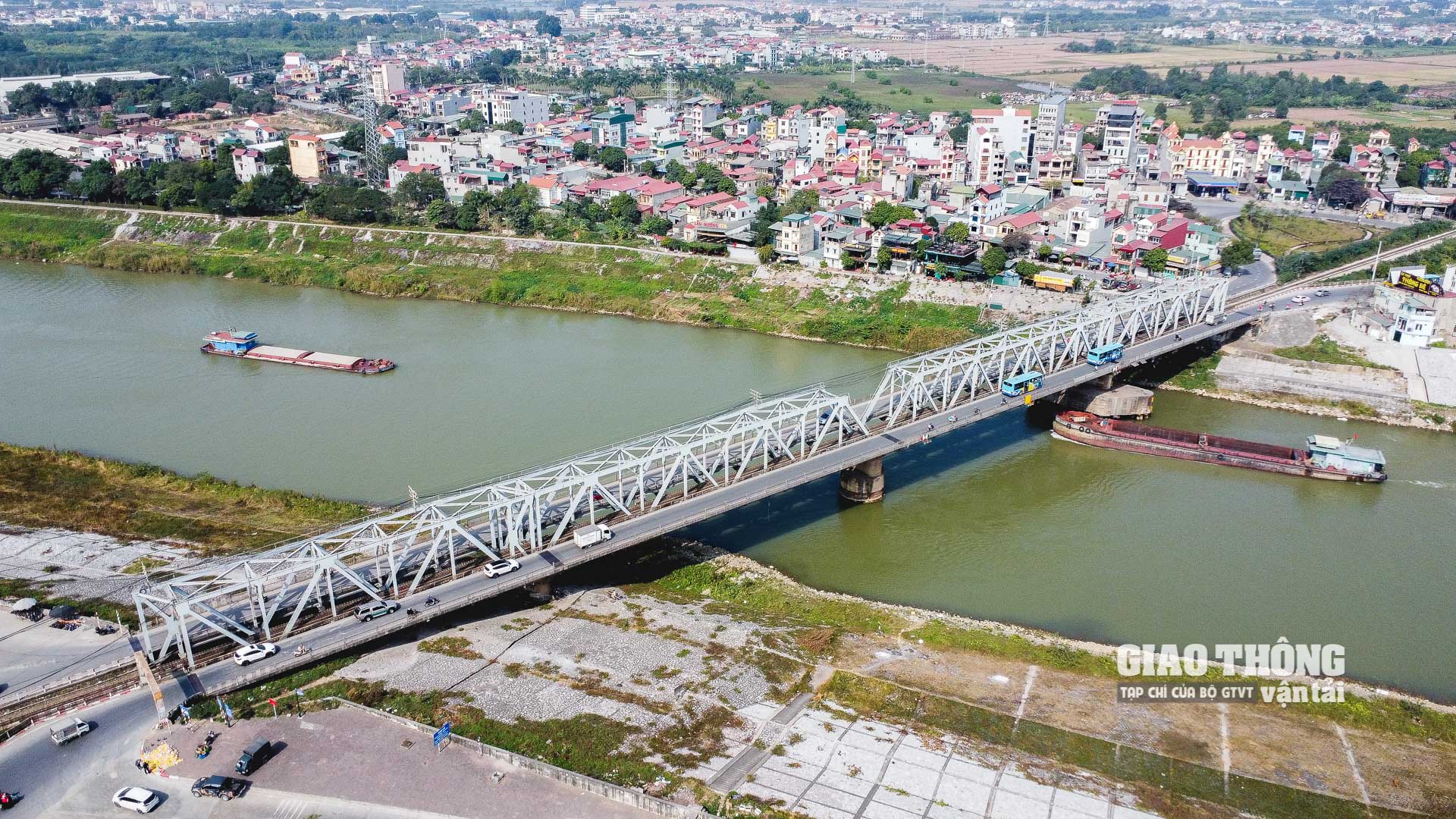 Trên đường thủy nội địa, cầu Đuống nhiều năm qua được các cơ quan chức năng ngành GTVT đánh giá là một trong những “điểm nghẽn” kìm kẹp sự phát triển của vận tải thủy. 
