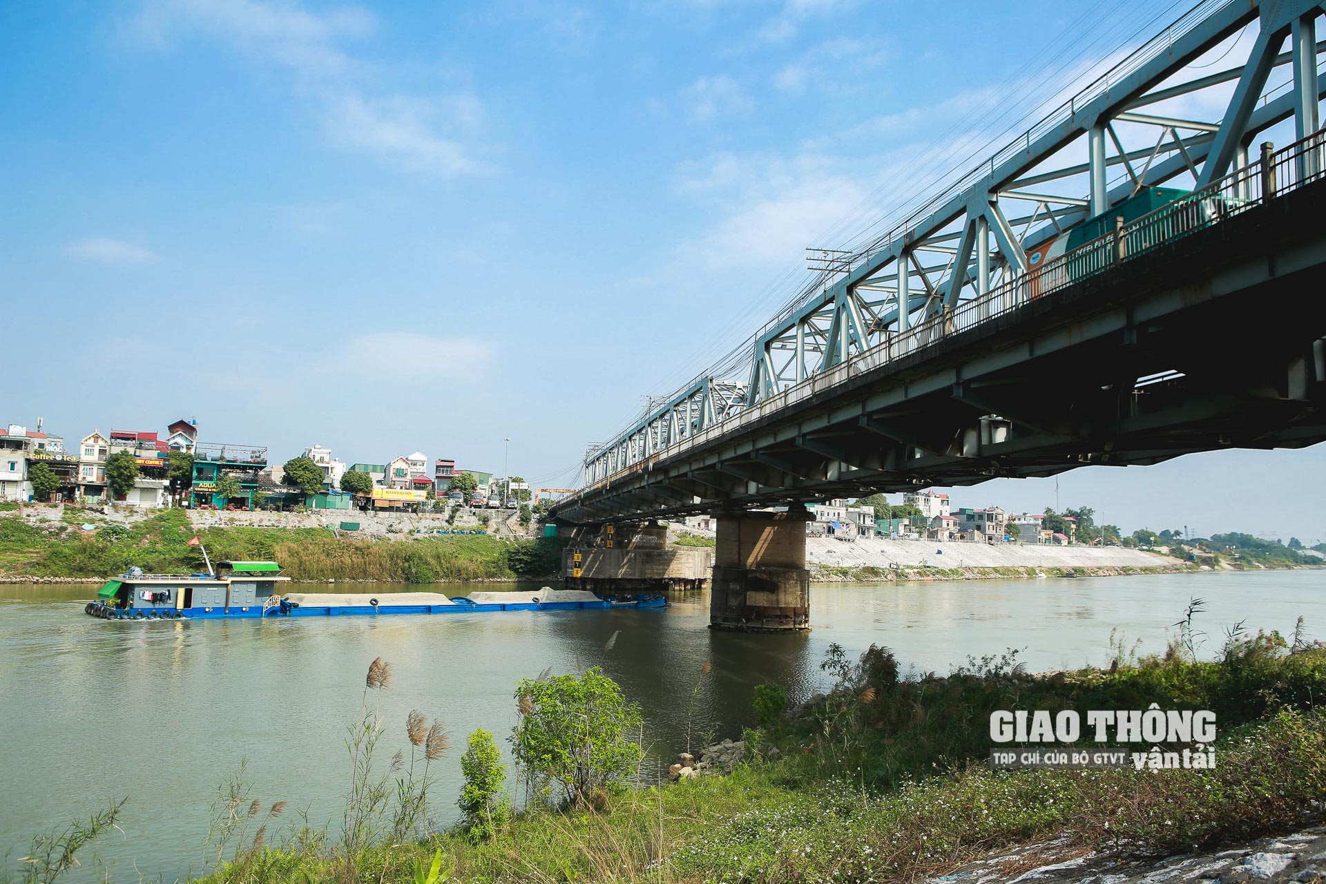 Cũng theo Cục Đường thủy nội địa Việt Nam, việc “container hóa” đường thủy khó có thể thực hiện trên tuyến vận tải quan trọng này bởi tĩnh không cầu Đuống quá thấp (2,8m), bề rộng khoang thông thuyền nhịp giữa chỉ khoảng 26m, khoang thông thuyền quá xiên so với dòng chảy chính của sông. Thông thường, các sà lan nhỏ đi qua đây vốn đã tiềm ẩn nguy cơ va chạm rất cao với trụ cầu. Hơn hết, nếu xảy ra va chạm còn dẫn tới sự “tê liệt” cả đường thủy, đường bộ và đường sắt. 