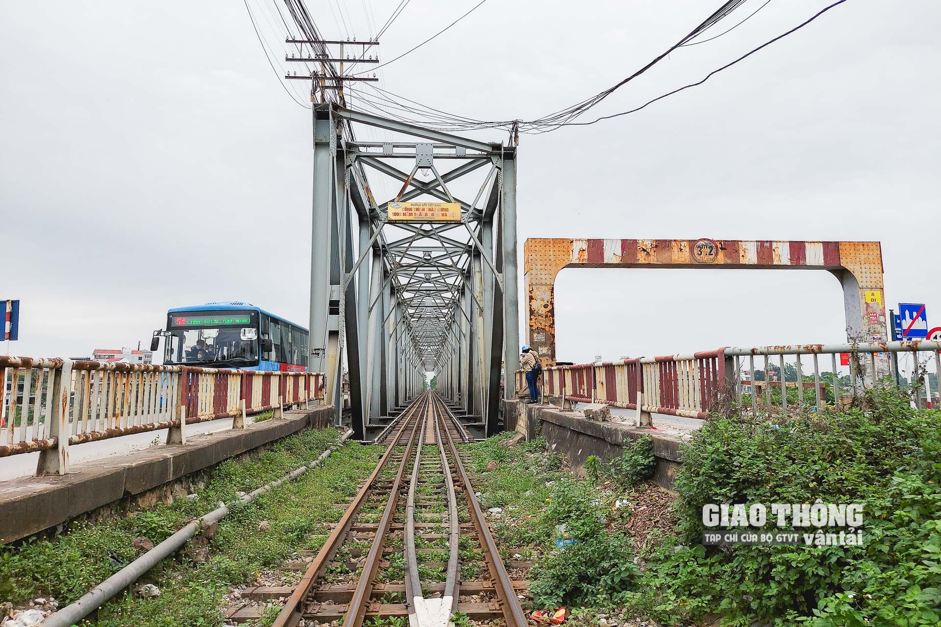 Ghi nhận thực tế, phần đường bộ và đường sắt trên cầu Đuống đáng xuống cấp, tạo cảm giác không an tâm với nhiều người dân.
