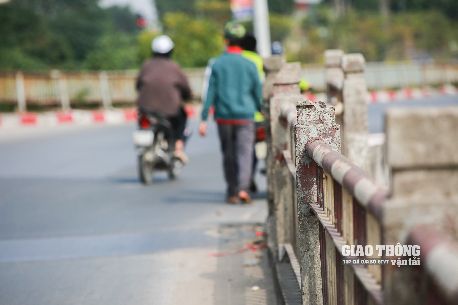 Chia sẻ với PV, anh Trần Trọng Nhân (quận Hai Bà Trưng, TP Hà Nội) cho biết: “Mỗi khi đi qua tôi cảm thấy hơi ái ngại. Khi lái xe thì không sao nhưng khi dừng trên cầu mới thấy cầu rung khá mạnh”.