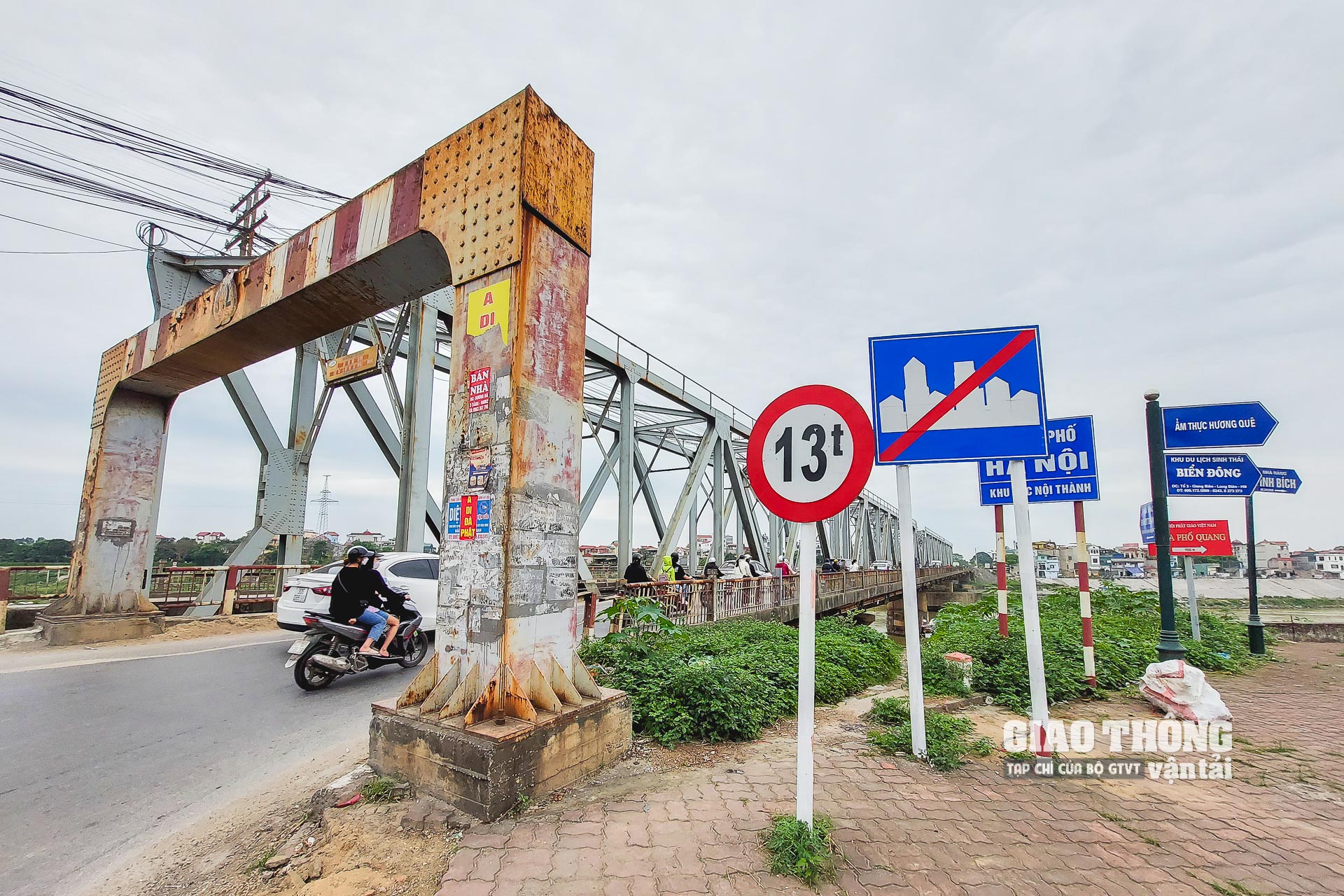 Phần đường bộ của cầu Đuống trên tuyến QL1 cũ, giới hạn 13 tấn, nhưng lâu nay vẫn phải gồng gánh lượng xe qua cầu rất lớn.