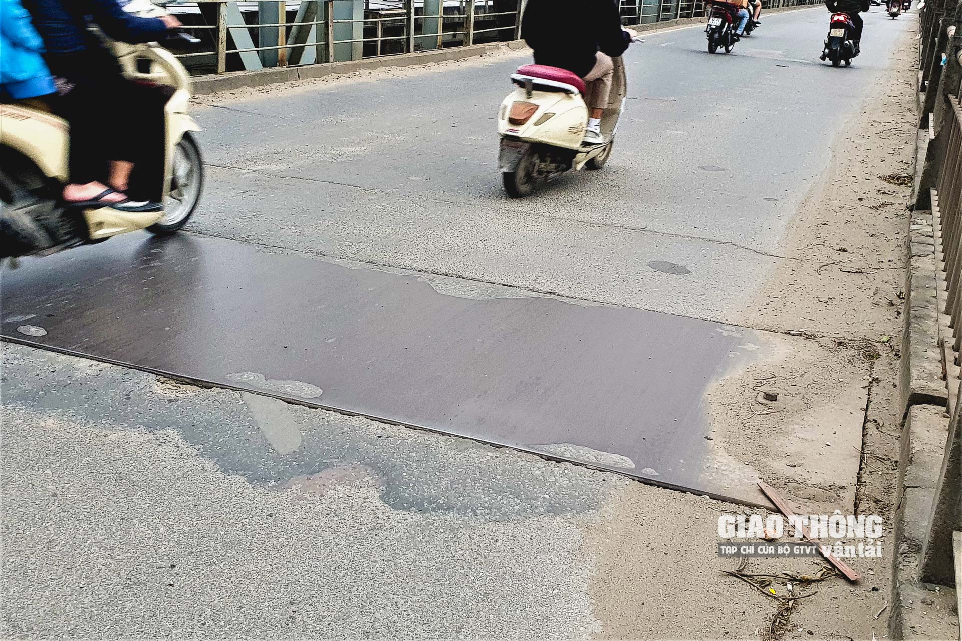 Phần mặt đường bộ xuất hiện nhiều điểm khe co giãn bị rỉ hỏng, tấm đan nhiều vị trí bị vỡ, mặt cầu đường bộ thường xuyên bị bong tróc tạo thành ổ gà. 