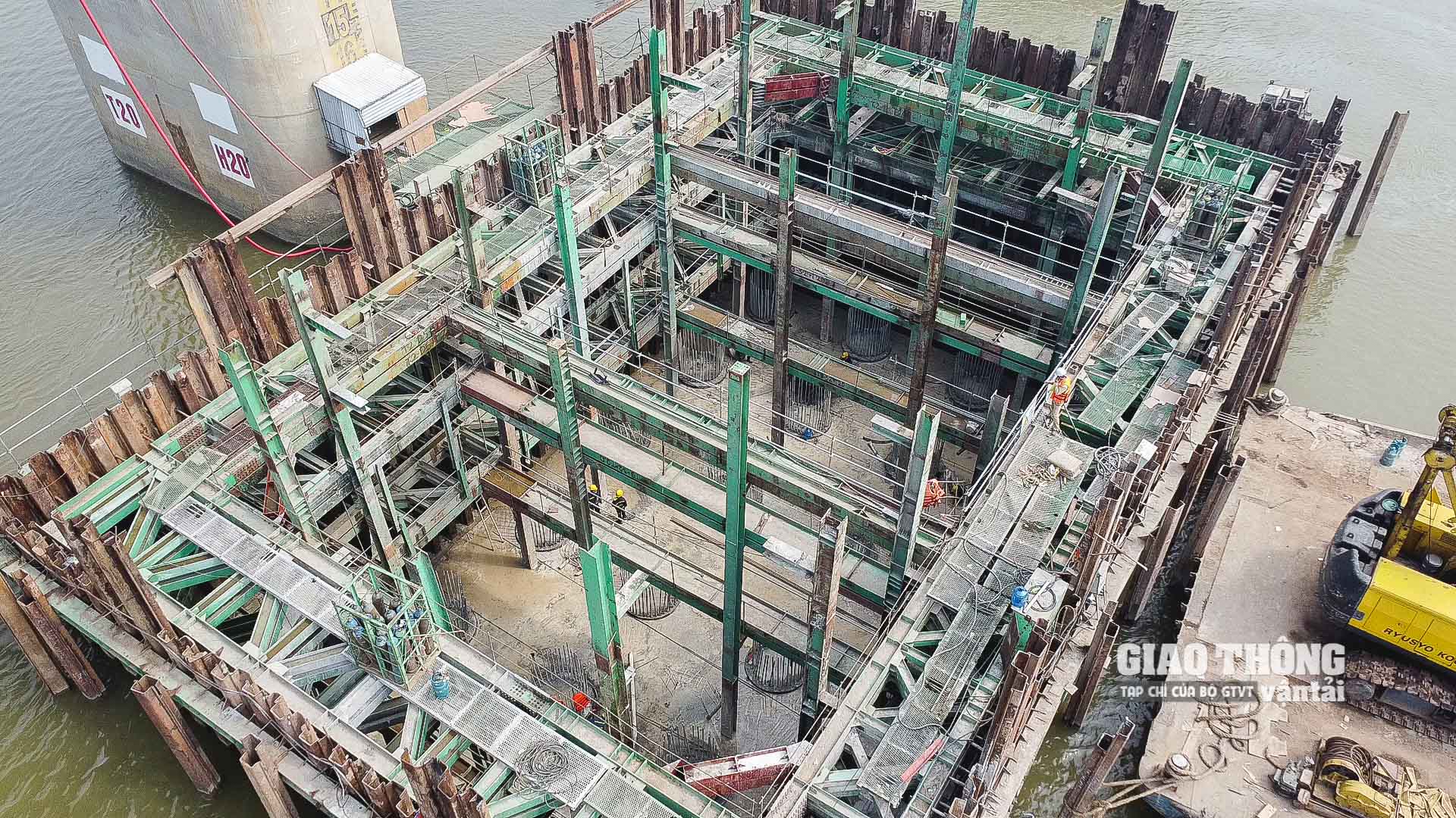 Đại diện nhà thầu cho biết, đến tháng 4/2022 sẽ hoàn thành xong bệ trụ và một phần thân trụ nối trên mặt nước, không bị ảnh hưởng khi bước vào mùa mưa lũ.