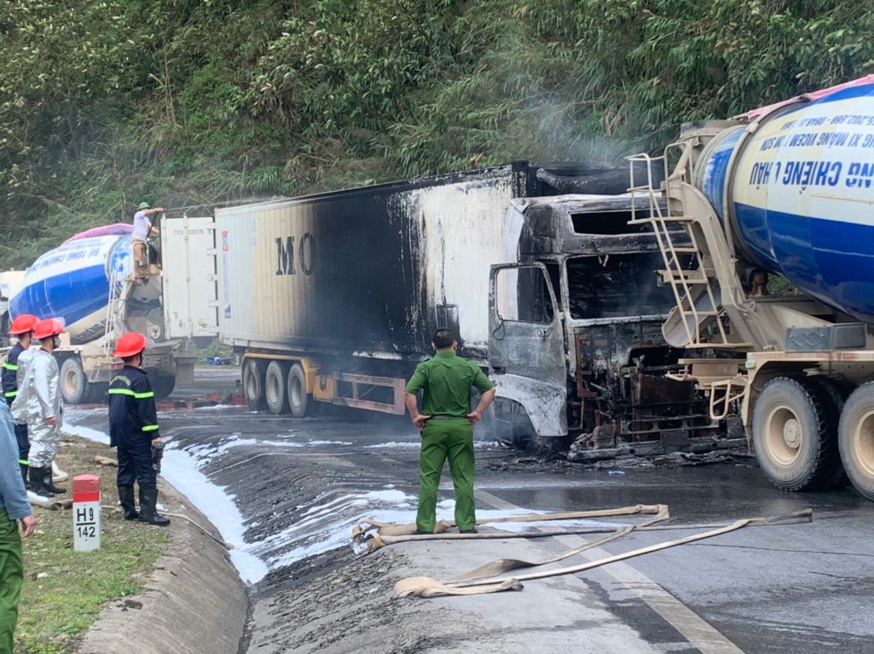 Hiện trường lực lượng chức năng dập tắt đám cháy