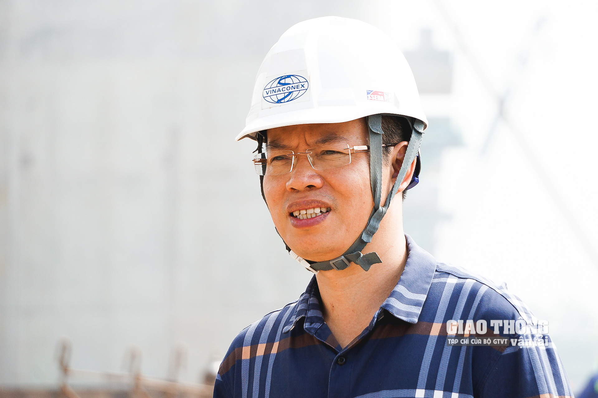 Sáng nay (7/4), trên công trường dự án, trao đổi với phóng viên Tạp chí Giao thông vận tải, ông Bùi Huy Thái - Phó Giám đốc Ban QLDA 1 (nhà thầu Vinaconex) cho biết, hạng mục phức tạp nhất của dự án là gói thầu XL1, có các trụ cầu giữa sông vượt dòng chủ. 