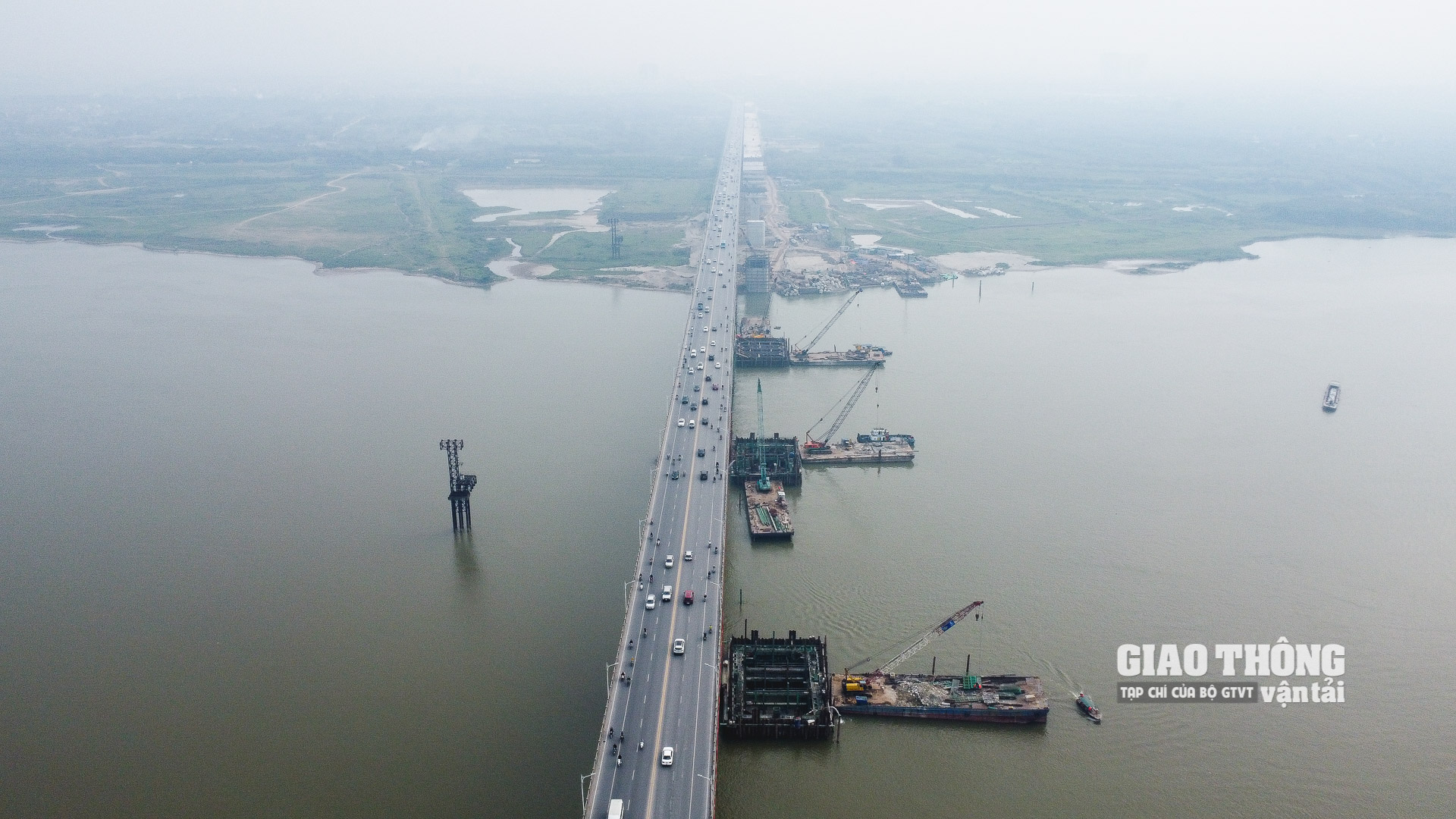 Trên toàn gói thầu XL1 của dự án, liên danh nhà thầu Vinaconex - Trung Chính đang bố trí hơn 500 nhân sự, thi công 3 ca liên tục suốt ngày đêm để đẩy nhanh tiến độ. Riêng, phần việc của Vinaconex tại gói thầu XL1 hiện đã đạt hơn 50%.