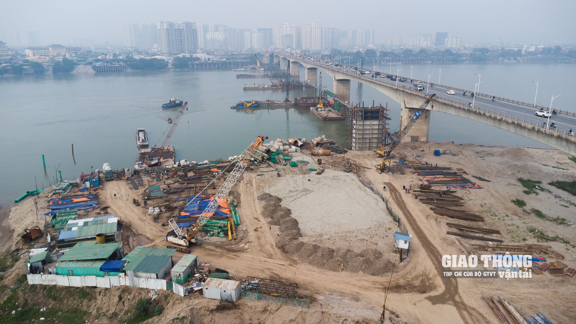 Tại gói thầu XL1, phần việc của Vinaconex đảm nhiệm thi công các hạng mục tại trụ T25, T24, T23, T22 và cọc khoan nhồi trụ T21. Trên công trường, nhà thầu Vinaconex đang triển khai đồng loạt 5 mũi thi công. Đến nay, nhà thầu đã hoàn thành 99,5% khối lượng thi công trụ T24HL, vượt tiến độ 20 ngày; Hoàn thành 90% khối lượng thi công trụ T23, vượt tiến độ 15 ngày; Tại trụ T22 đã thi công xong cọc khoan nhồi và bê tông bịt đáy, đang tiếp tục thi công bệ trụ, tiến độ thi công đạt yêu cầu. 