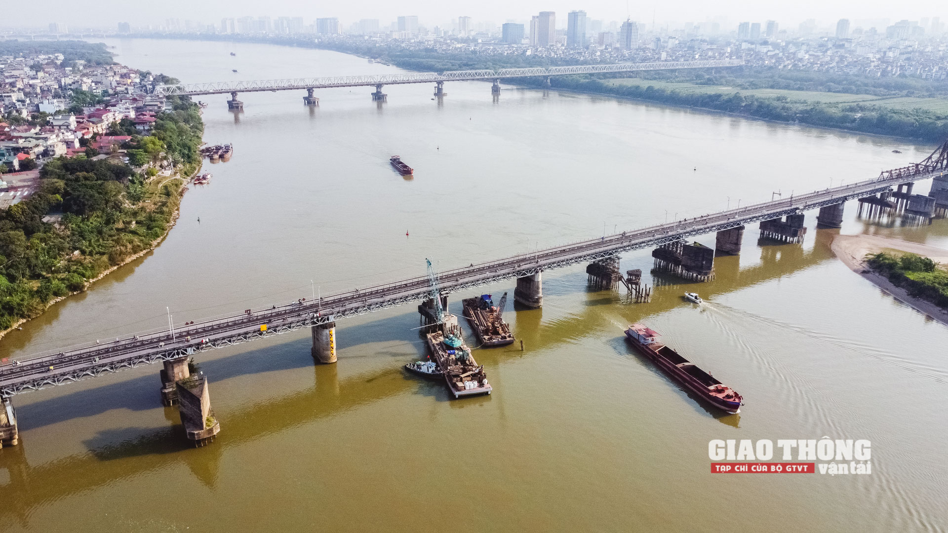 Tại cầu Long Biên những ngày đầu tháng 4, công tác thi công sửa chữa, khôi phục trụ chống va xô trụ phụ T16A phía thượng lưu đang được đẩy nhanh nhằm đảm bảo hoàn thành trước mùa mưa lũ sắp tới. 