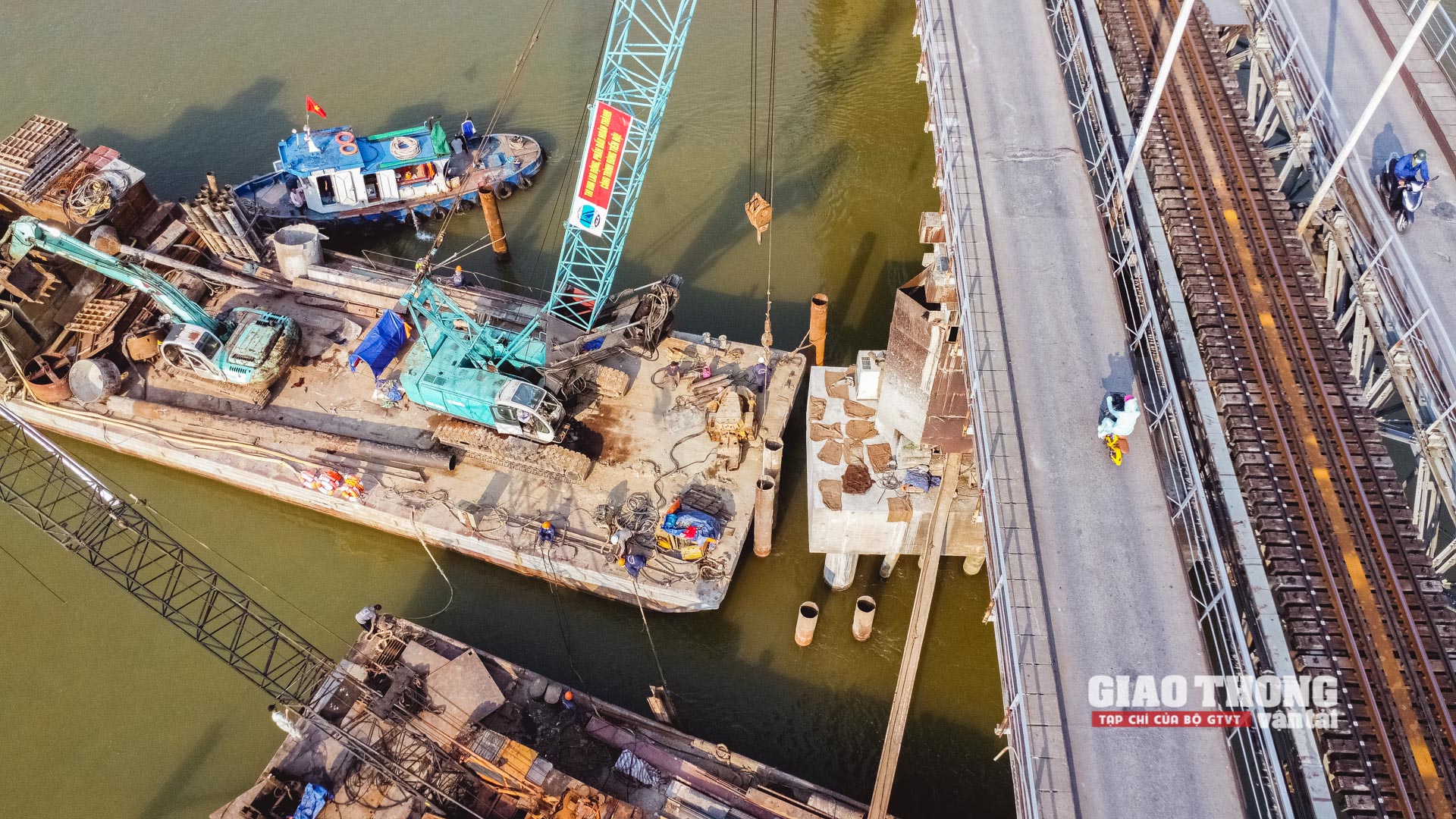 Đại diện đơn vị thi công cho biết, sản lượng thi công đã đạt 28% giá trị hợp đồng, đảm bảo chất lượng theo đúng hồ sơ thiết kế được duyệt, đặc biệt là đảm bảo an toàn chạy tàu đường sắt và an toàn đường thủy. 