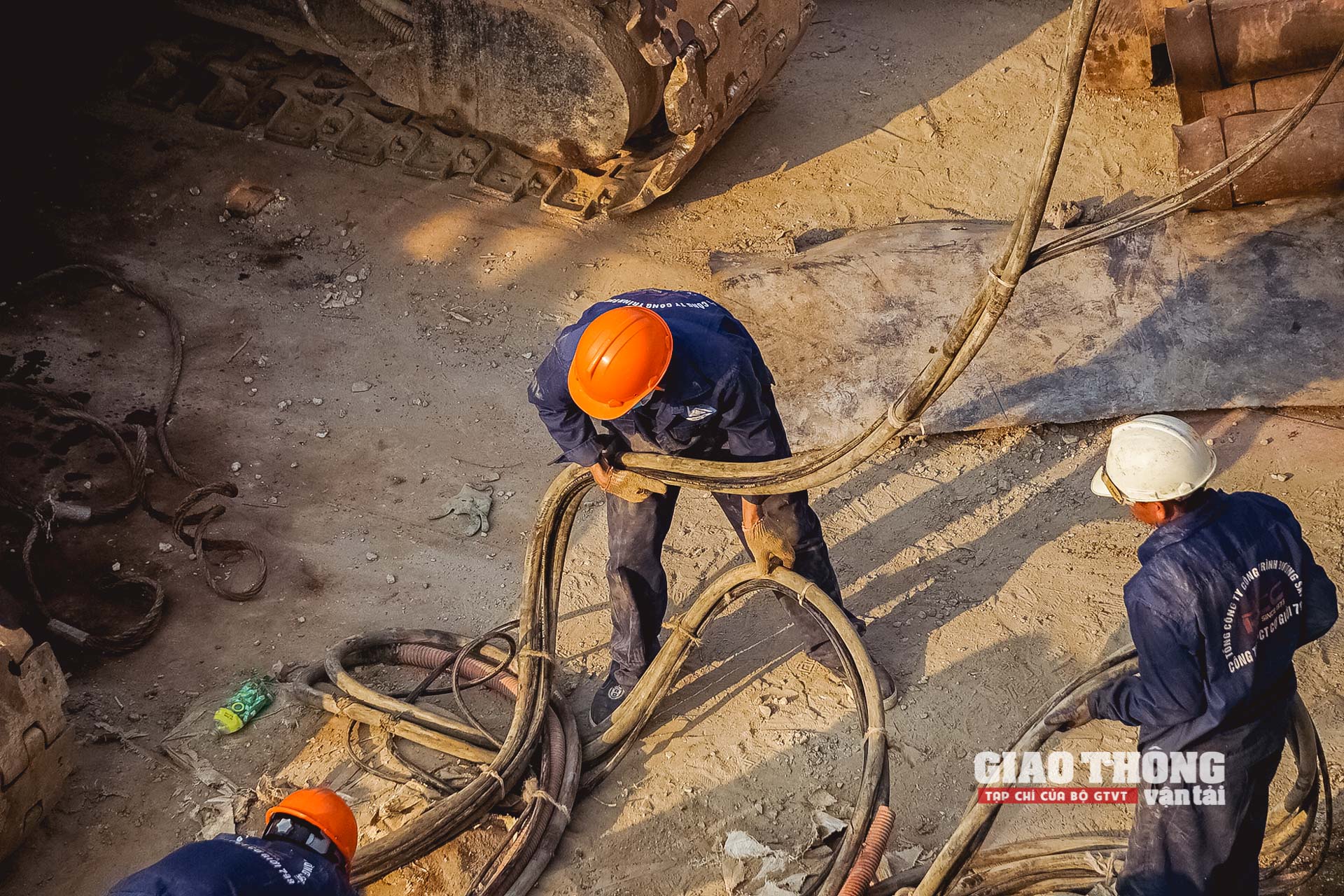 Cán bộ thi công và công nhân đang nỗ lực vượt các điều kiện khắc nghiệt nhằm đảm bảo kế hoạch tiến độ, nhất là hoàn thành 6 cọc khoan nhồi và bệ trụ chống va T16A.
