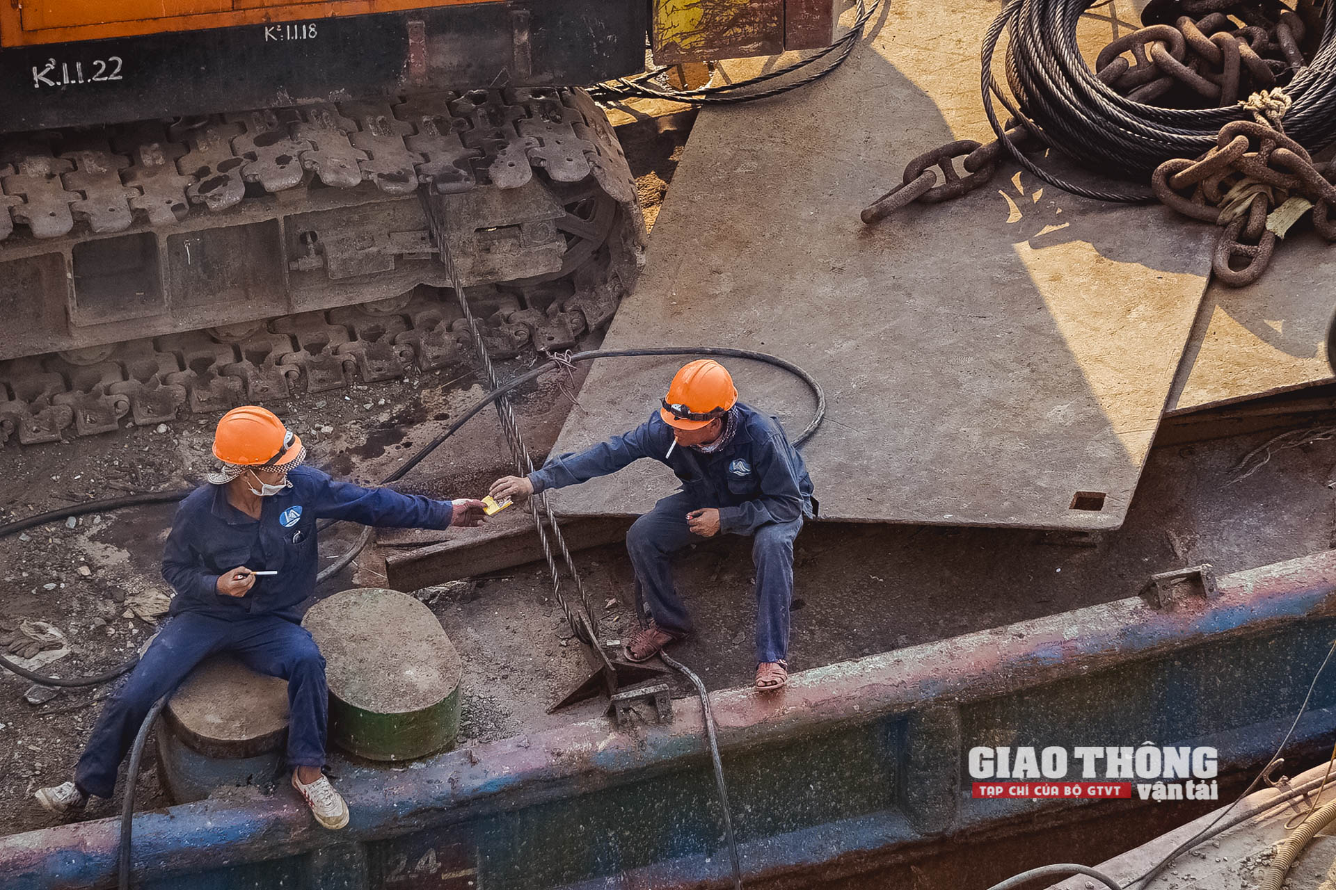 Công nhân nghỉ giải lao sau giờ thi công vất vả
