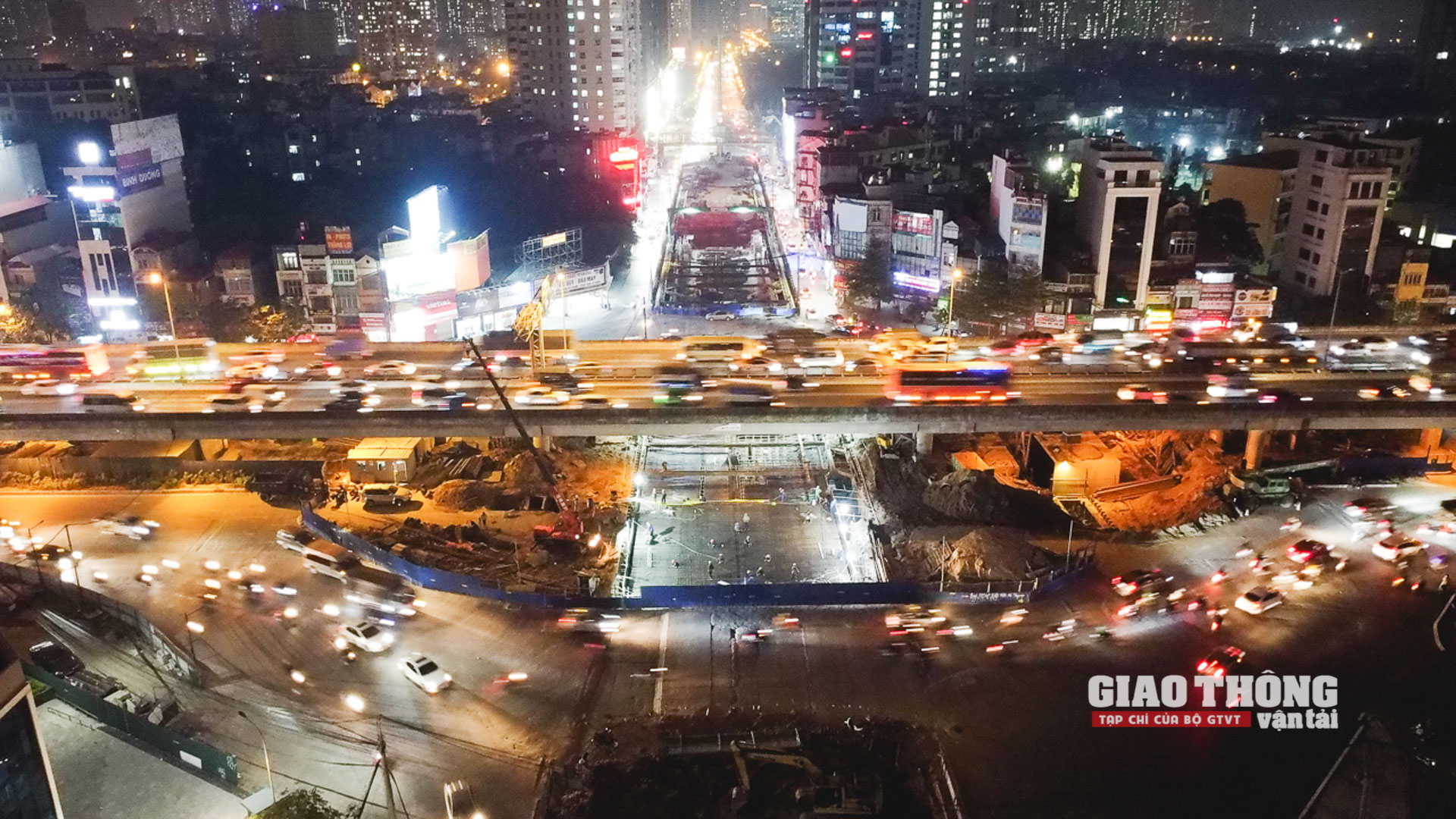 Trên công trường hầm chui Lê Văn Lương những ngày này, xuyên ngày, xuyên đêm, hơn 120 công nhân thuộc Công ty Cổ phần Tập đoàn Cienco4 đang nỗ lực thi công với quyết tâm hoàn thiện 3 đốt hầm đầu tiên. Trong ảnh: hầm chui Lê Văn Lương hướng đi Hà Đông