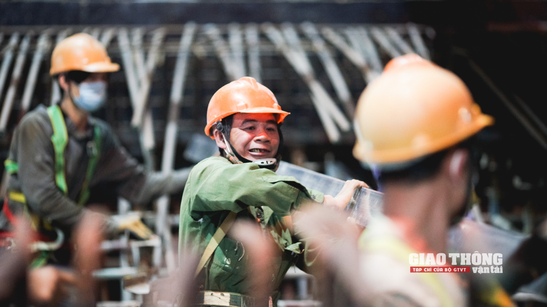 Một yếu tố khác khiến việc thi công hầm chui Lê Văn Lương gặp khó là điều kiện mặt bằng quá chật hẹp, bề rộng mặt bằng được bàn giao chỉ 40m, phải phân 2 luồng, không thể bố trí đường công vụ dọc 2 bên hầm để máy móc có thể tới trực tiếp từng vị trí cấp vật tư, vật liệu thi công.