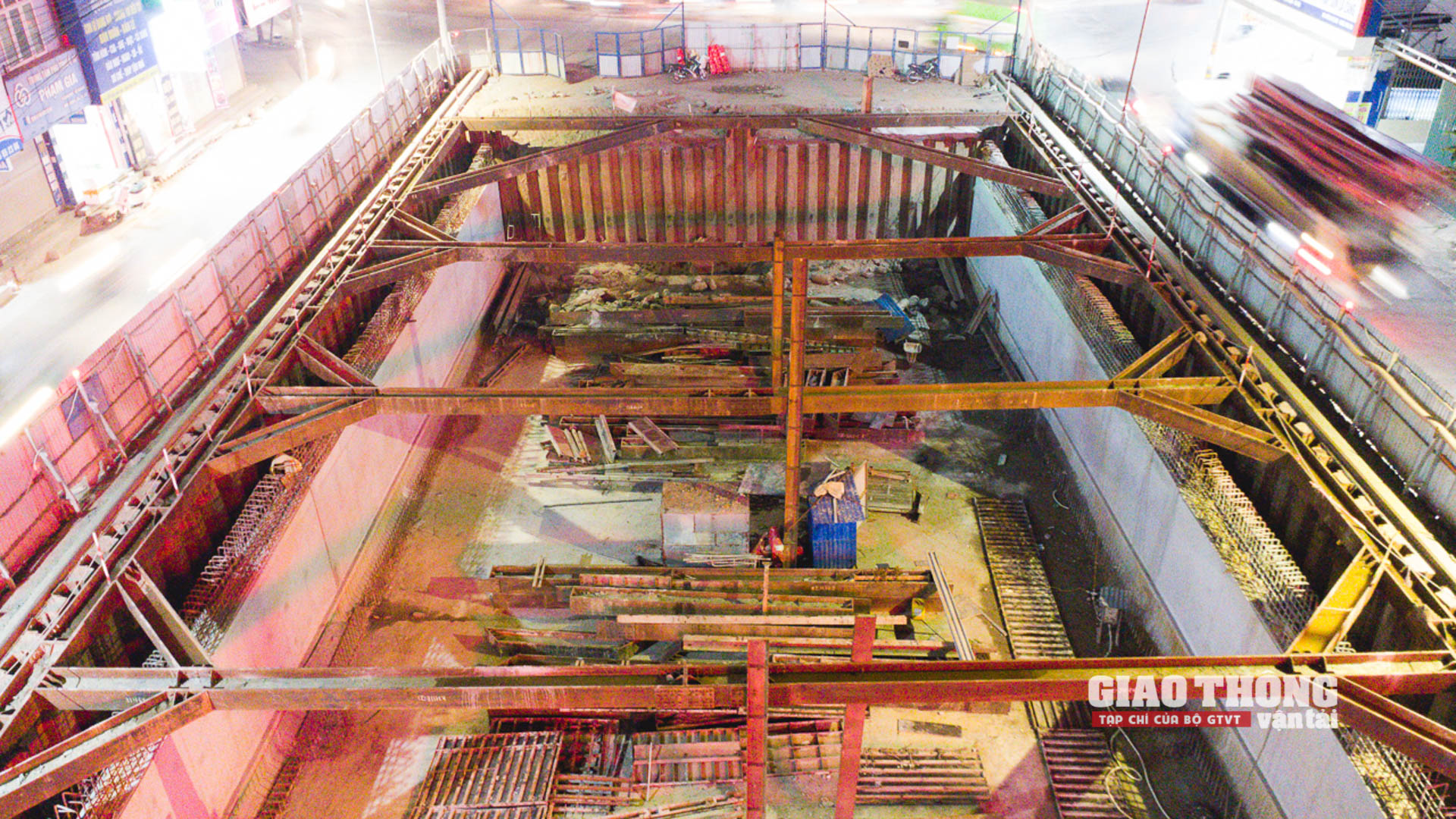 Phần hầm chính có 5 đốt hầm kín được chia làm 3 giai đoạn thi công. Trong đó, 3 đốt hầm kín đầu tiên thuộc giai đoạn 1 và giai đoạn 2 dự kiến sẽ đổ bản nắp, hoàn thành 100% kết cấu với mục tiêu đến 30/4/2022 thông xe, phục vụ phân luồng giai đoạn 2, chuyển sang thi công giai đoạn 3. 