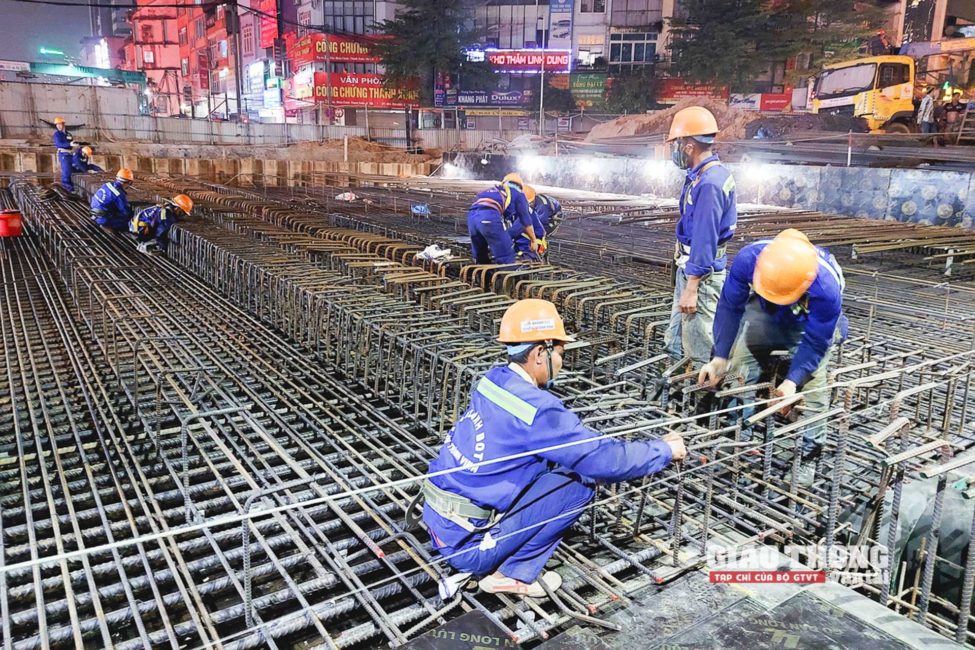 Tiếp đó, từ đầu tháng 5/2022, giai đoạn 3 hạng mục hầm sẽ triển khai thi công gồm: 700 cọc xi măng đất, tiến độ thi công khoảng 1,5 tháng; công tác đóng cọc bản thép, đào đất 2 đốt hầm kín và 2 đốt hầm hở cuối cùng của dự án.